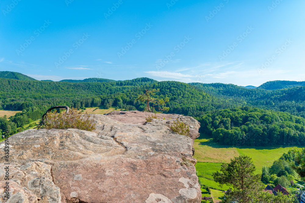 Blick vom Wachtfels bei Obersteinbach auf die Landschaft der Vogesen. Departement Bas-Rhin in der Region Elsass in Frankreich