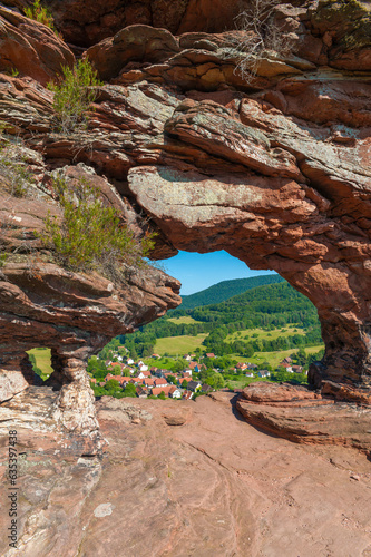 Blick durch das Felsentor am Wachtfels in Obersteinbach. Departement Bas-Rhin in der Region Elsass in Frankreich