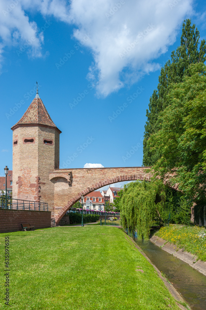 Fischertor als Teil der ehemaligen Stadtmauer in Haguenau. Departement Bas-Rhin in der Region Elsass in Frankreich