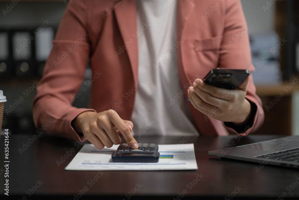 Investors have to calculate investment cost calculator and hold a mobile phone in hand. Investors have to calculate investment cost calculator and hold a mobile phone in hand.