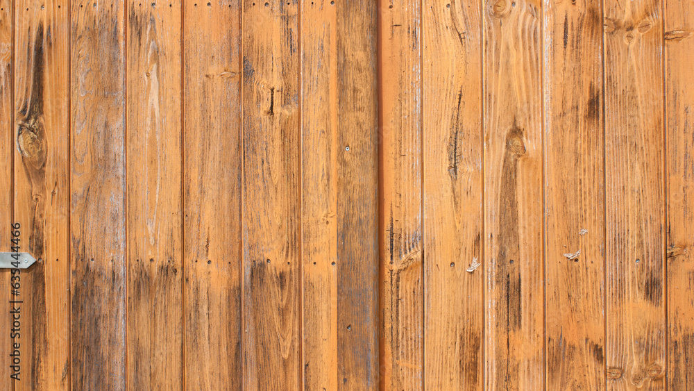 Bisagra en puerta de tablones de madera Bisagra en puerta de tablones de madera