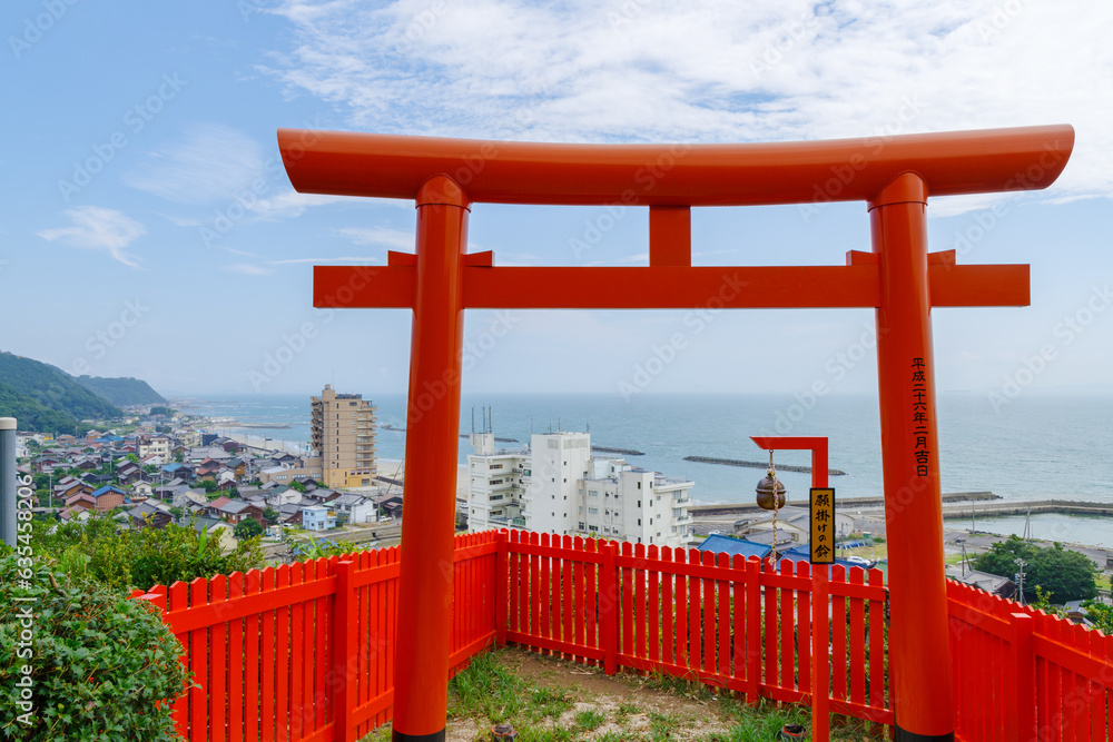 荒熊神社の海を望む赤い鳥居 愛知県南知多町 荒熊神社の海を望む赤い鳥居 愛知県南知多町