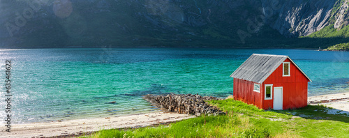 Fjord auf den Lofoten in Norwegen