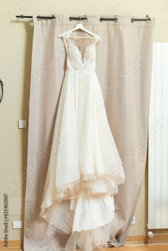 Robe de mariée suspendue © Tydav Photos