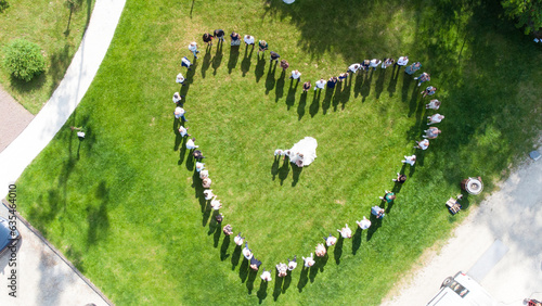 Photo aérienne d'un groupe en forme de coeur, mariage