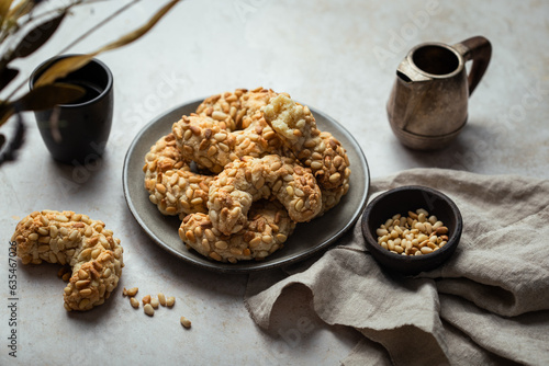 biscuits croissants aux pignons et amandes lunes croquant photo