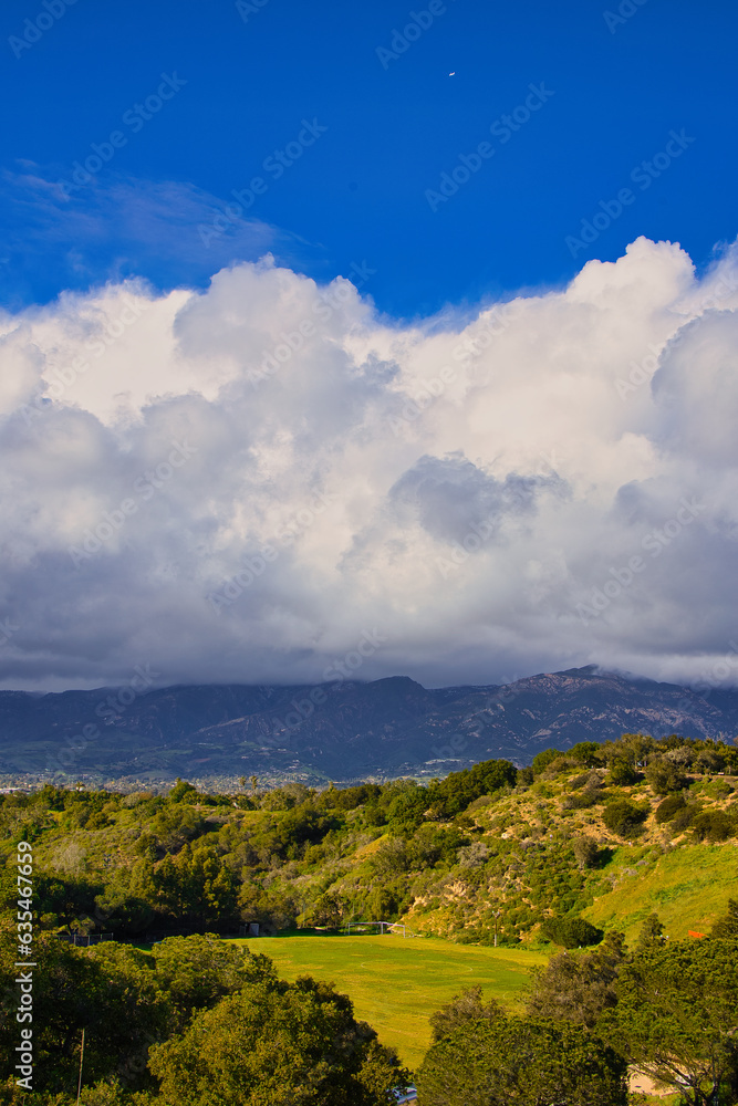 Obraz premium Winter storms turn Santa Barbara coastline green