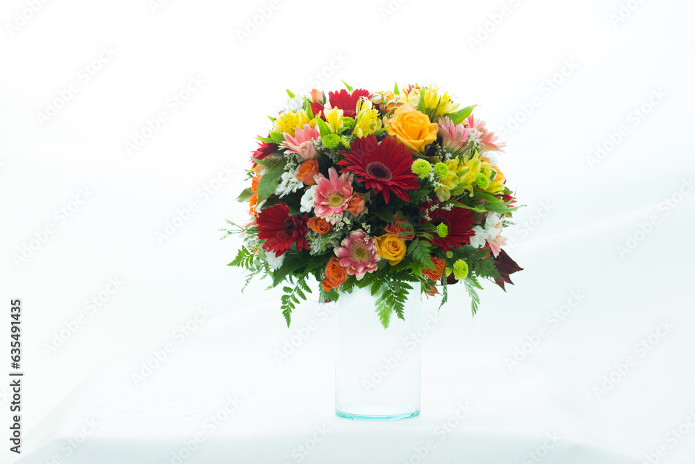 Obraz premium Many kinds of beautiful flowers put in vase on a white background