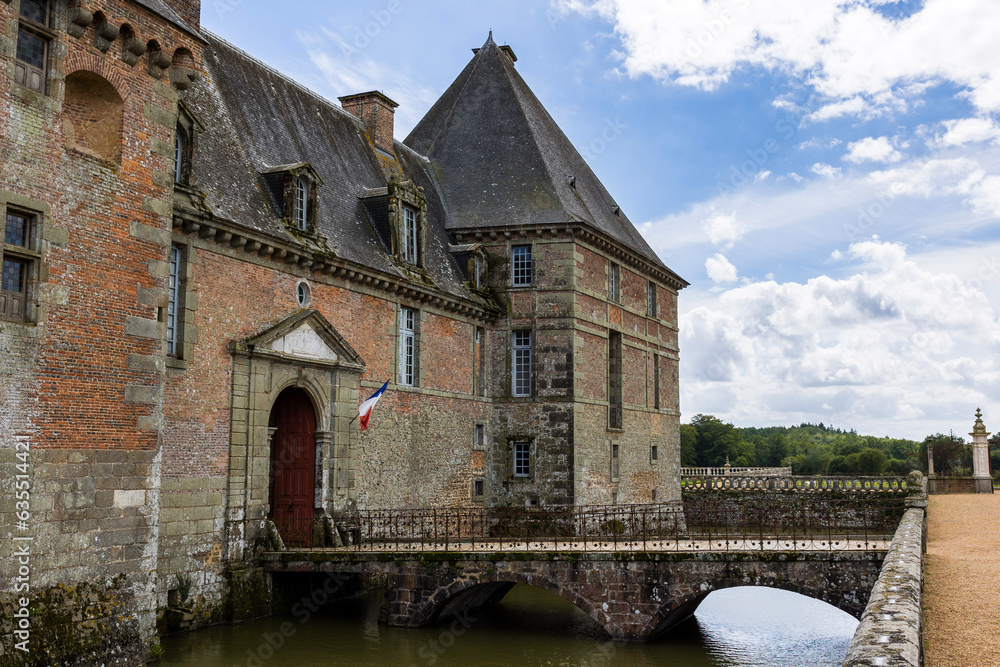 Entrée du Château de Carrouges avec son pont enjambant les douves Entrée du Château de Carrouges avec son pont enjambant les douves