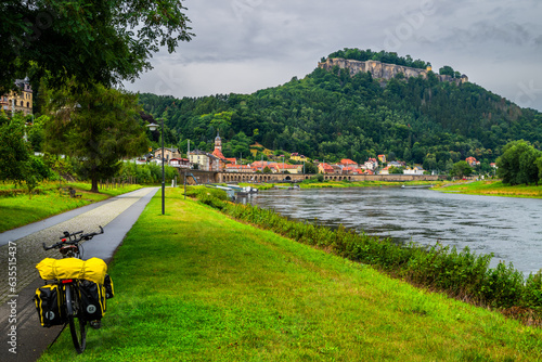 Der Elberadweg bei Königstein mit der gleichnamigen, mächtigen Festung