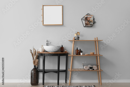 Modern bathroom interior de...