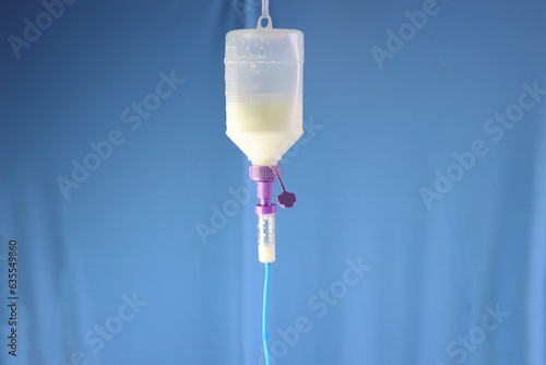 Foto Enteral nutrition diet bottle hanging and infusing enteral diet throughout an infusion set