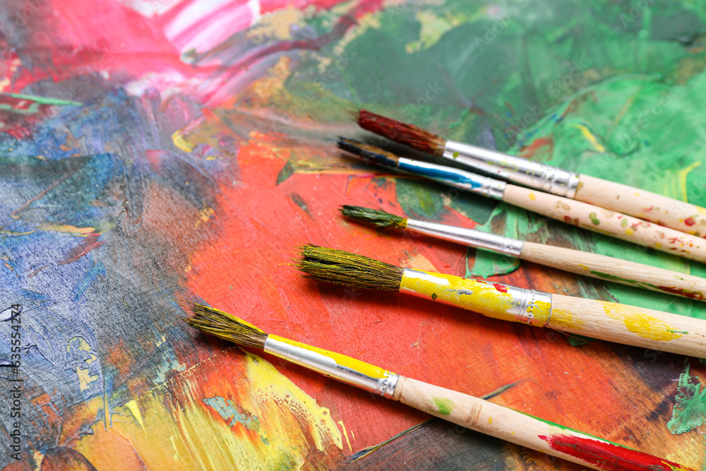 Obraz premium Artist's brushes on paint palette, closeup
