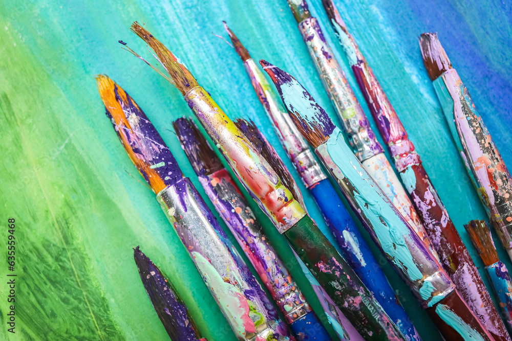 Obraz premium Dirty paint brushes on colorful background