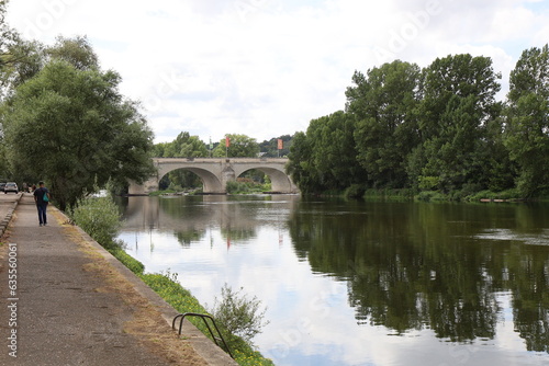 Le pont Wilson sur le fleuve la Loire, ville de Tours, département d'Indre et Loire, France