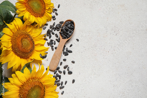 Fresh sunflower heads and r...
