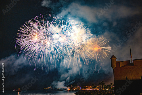 Superbe feu d'artifice en mer à Menton, magnifique écrin du Sud de la France, près du bastion, musée de Jean Cocteau. photo