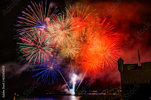 Foto Superbe feu d'artifice en mer à Menton, magnifique écrin du Sud de la France, près du bastion, musée de Jean Cocteau