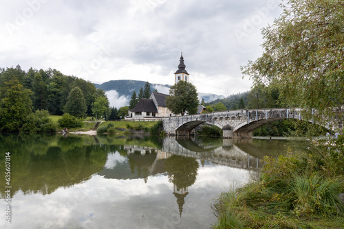 Slowenien: Bohinj See mit Kirche und Brücke und Spiegelung