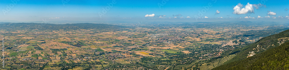 Blick vom Monte Subasio auf Assisi und das Valle Umbra