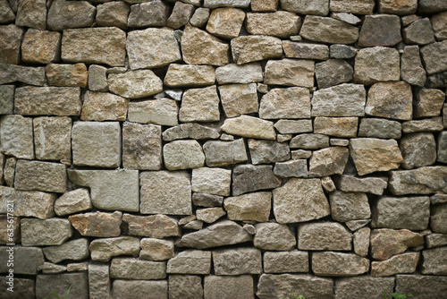 Muro de Pedras  Uma obra-prima de simplicidade e resist  ncia  este muro feito com pedras sobrepostas  captura a ess  ncia da constru    o tradicional.