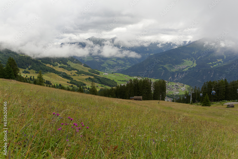 Vue sur Fiss en montagne