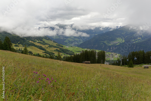 Vue sur Fiss en montagne