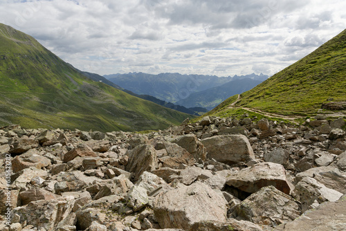 Sentier dans les Alpes © Sébastien Closs