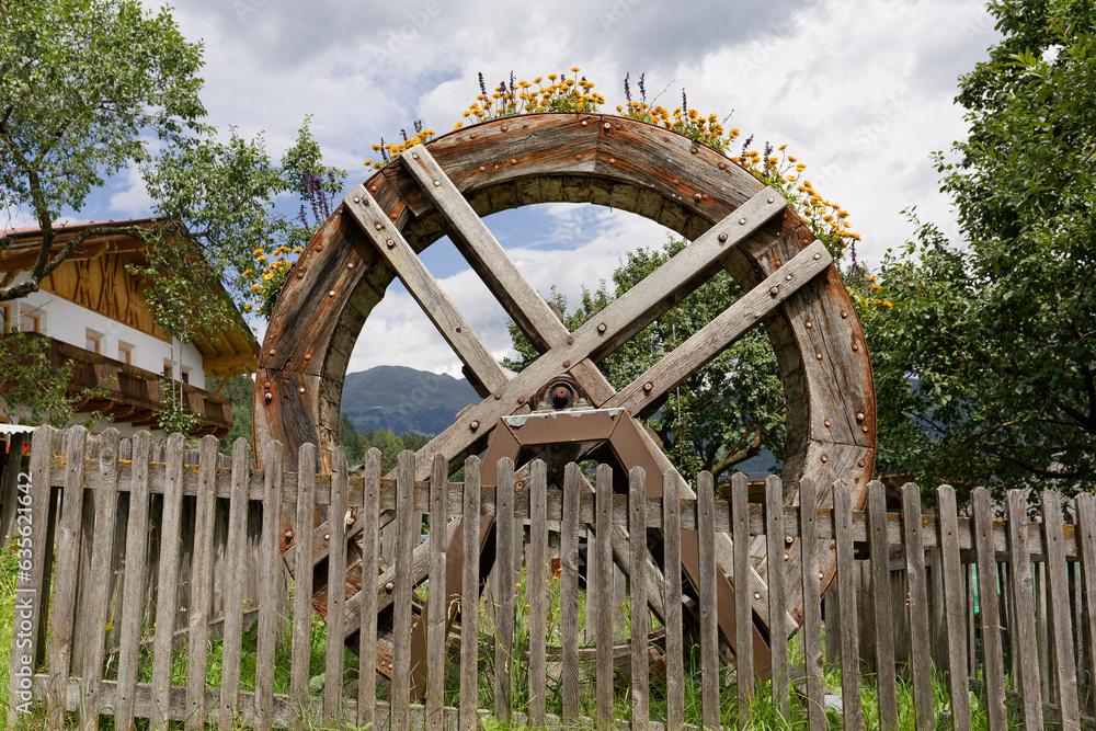 Décoration dans le village de montagne - roue à aube fleurie