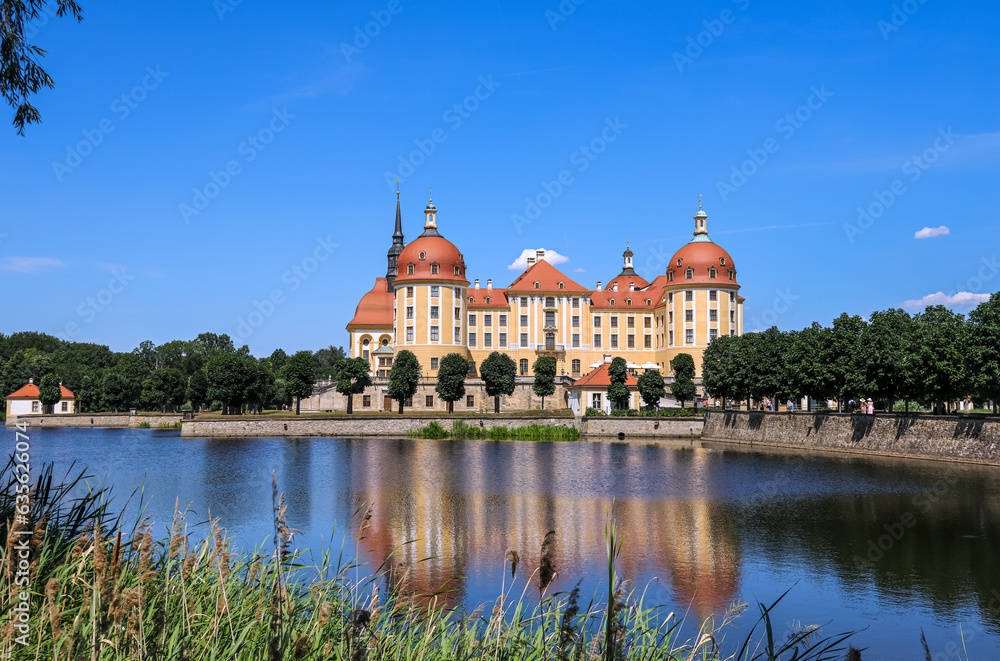Naklejka premium moritzburg castle (german: schloss moritzburg) or moritzburg palace is a baroque palace in moritzburg, in the german state of saxony.