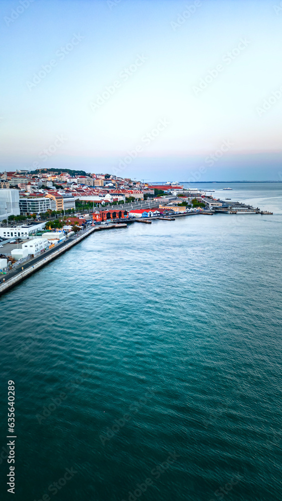 Obraz premium Cais do Sodré Margem Rio Tejo Lisboa Portugal Mercado da Ribeira das Naus Bares Restaurantes Beco Boteco da DRI Trapiche Pier Jardim Roque Gameiro Cais das Pombas Terrapleno de Santos Mar Oceano Sol