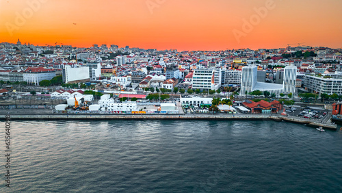 Cais do Sodré Margem Rio Tejo Lisboa Portugal Mercado da Ribeira das Naus Bares Restaurantes Beco Boteco da DRI Trapiche Pier Jardim Roque Gameiro Cais das Pombas Terrapleno de Santos Mar Oceano Sol photo