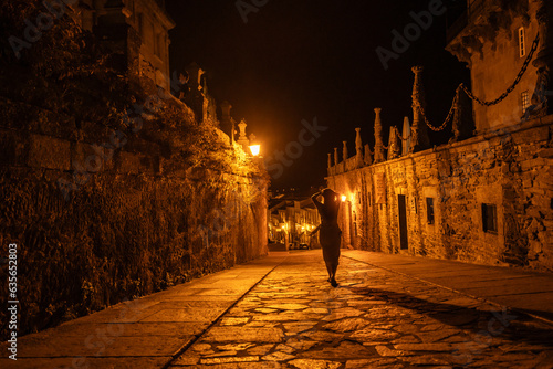 Caminando sola en la noche photo