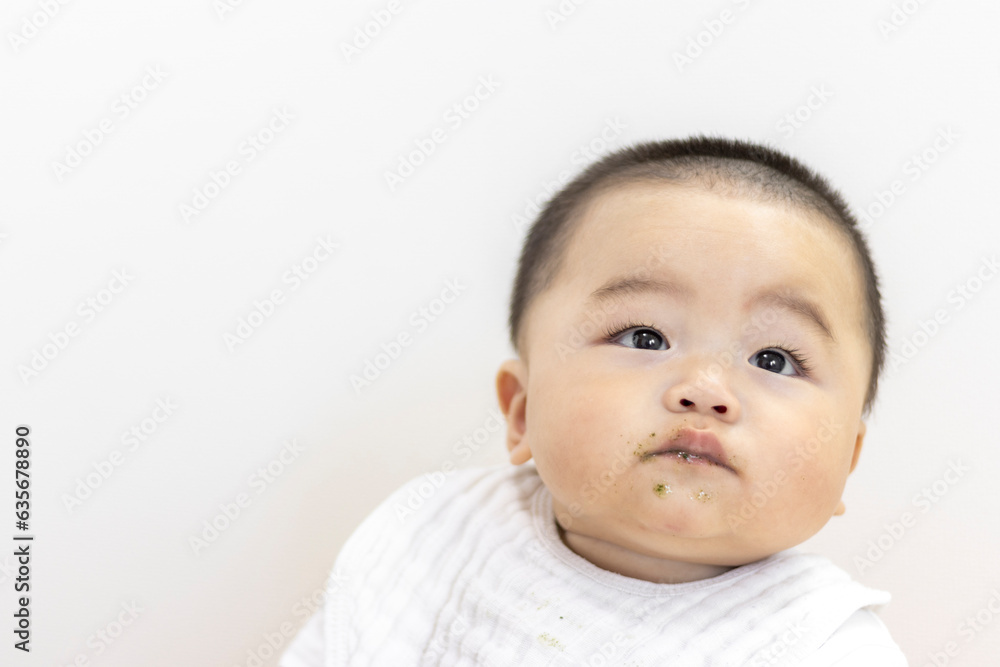 離乳食が口回りについた赤ちゃん（男の子、日本人、0歳、生後8か月）