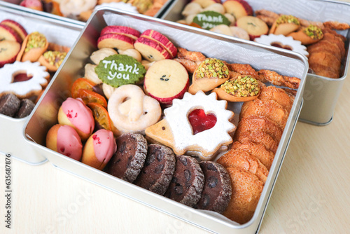 缶に詰まったたくさんの種類のカラフルなクッキー