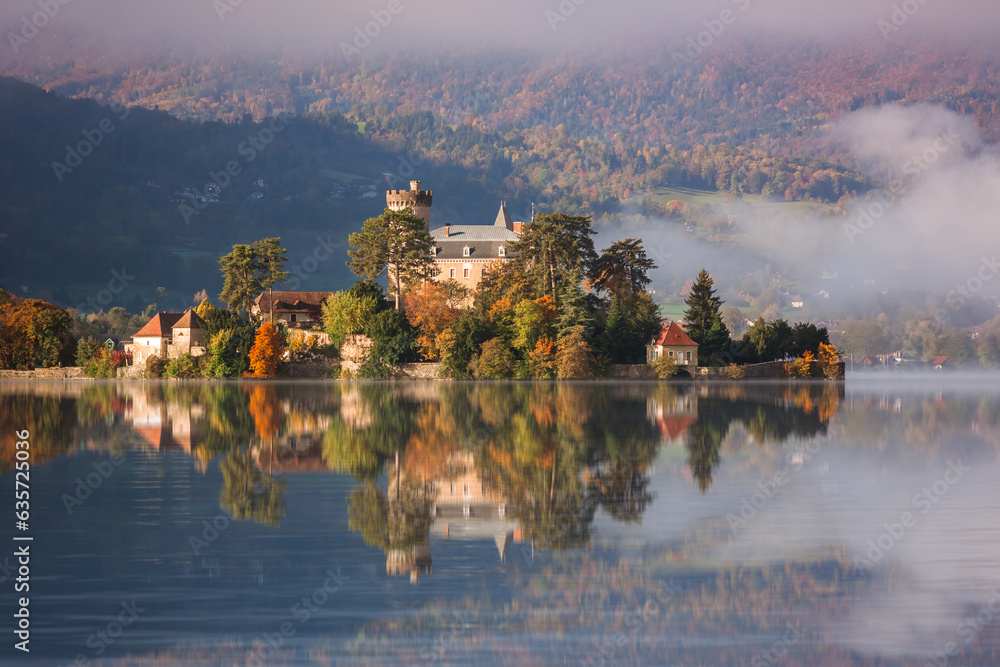 Lac d'Annecy, le château de Duingt dans un écrin d'Automne