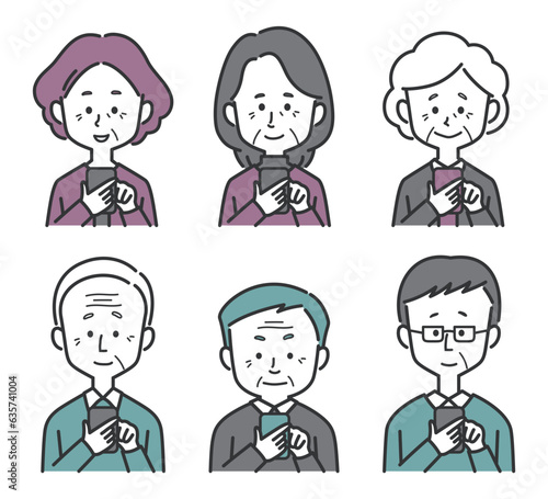 スマホを操作するシニア世代男女のセット