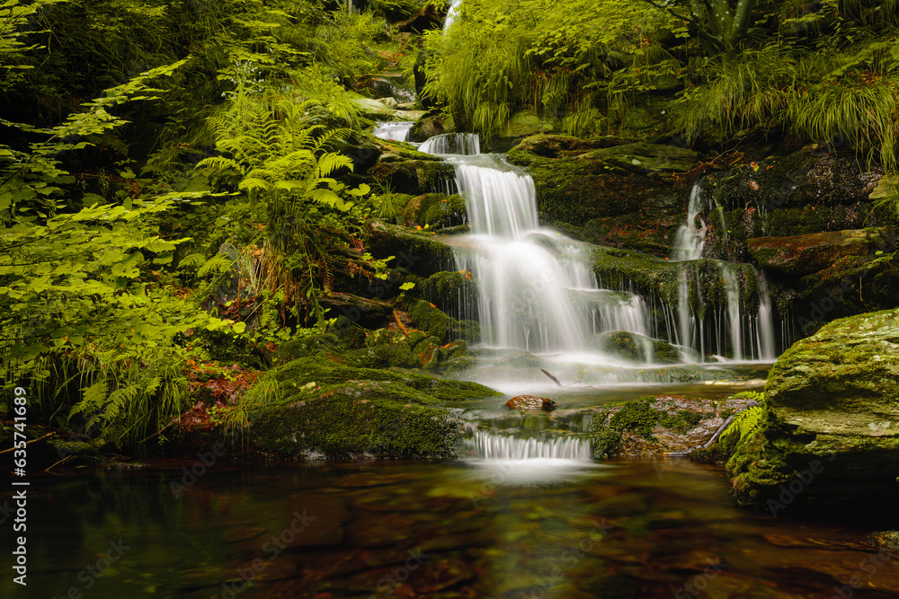 Fototapeta premium Dreamy waterfall