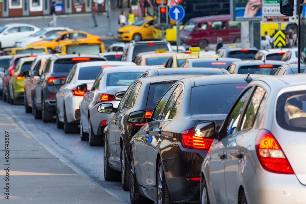 Obraz premium Heavy protracted long traffic jams on city streets during rush hour