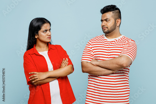 Foto Dissatisfied young offended frowning couple two friends family Indian man woman