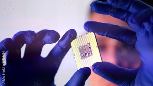 Foto The scientist works in a modern scientific laboratory for the research and development of microelectronics and processors