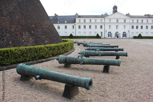 Collection de canons devant une des tours de l'ancienne cristallerie du château de la Verrerie au Creusot