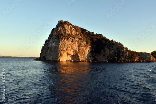 Isola Bisentina im Bolsenasee in der Abendsonne