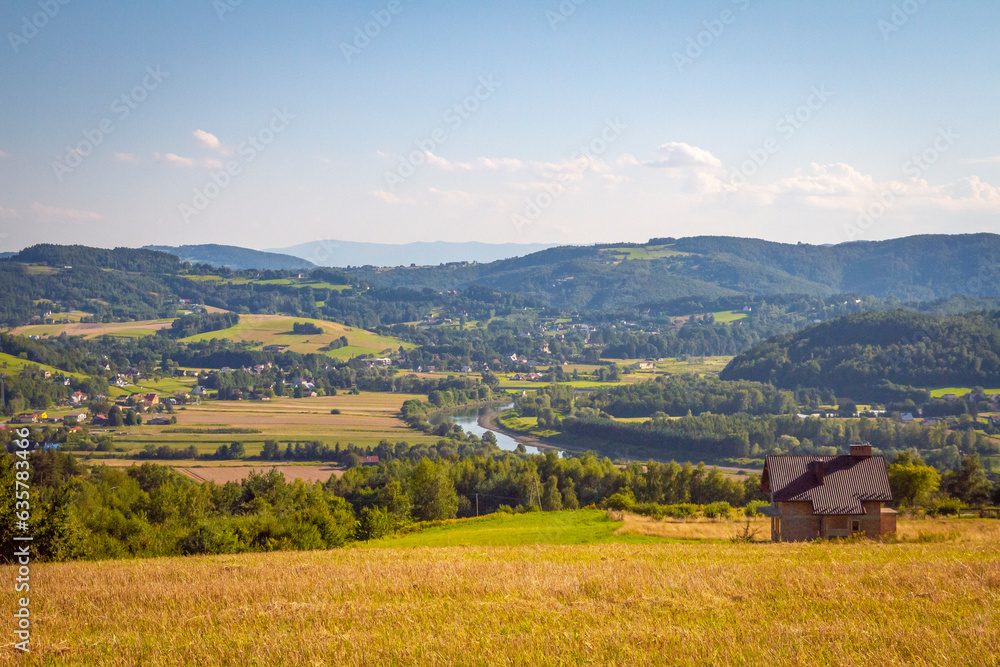 Obraz premium Roztoka-Brzeziny, small willage next to Rożnowskie lake in Lesser Poland, mountains view | Roztoka-Brzeziny, mała wieś obok Jeziora Rożnowskiego w Małopolsce 