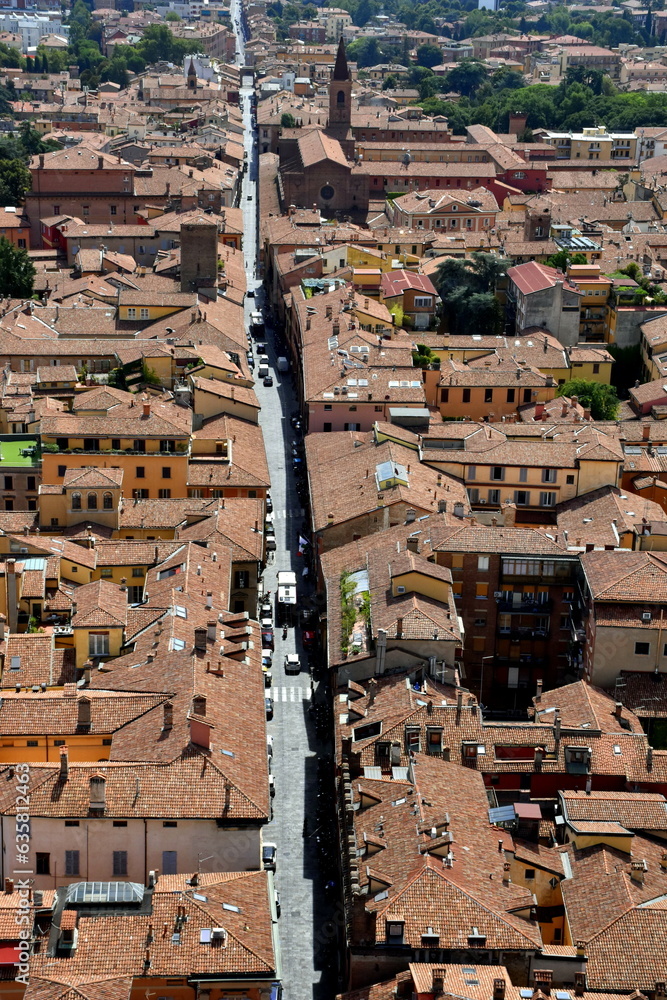 Schmale Straße durch die Altstadt von Bologna