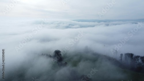 Dichter Nebel über einem Tal