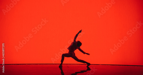 Foto Male Dancer in White Clothes Unleashing an Energetic Fusion of Styles with Power