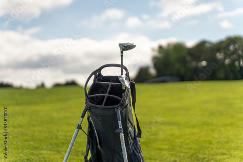 Clubs de golf dans leur sac, sur une pelouse
