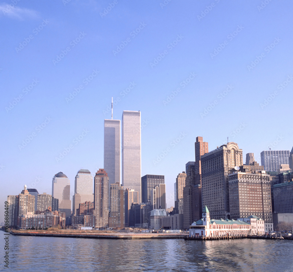 Obraz premium New York City skyline with the old World Trade Center