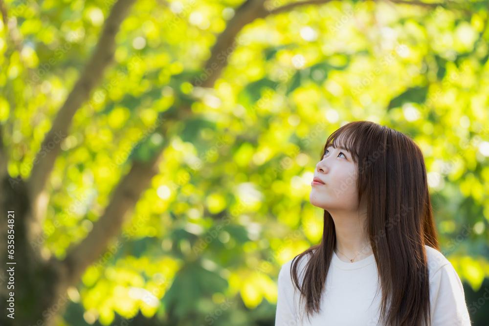 新緑の中に立つ若い女性 新緑の中に立つ若い女性